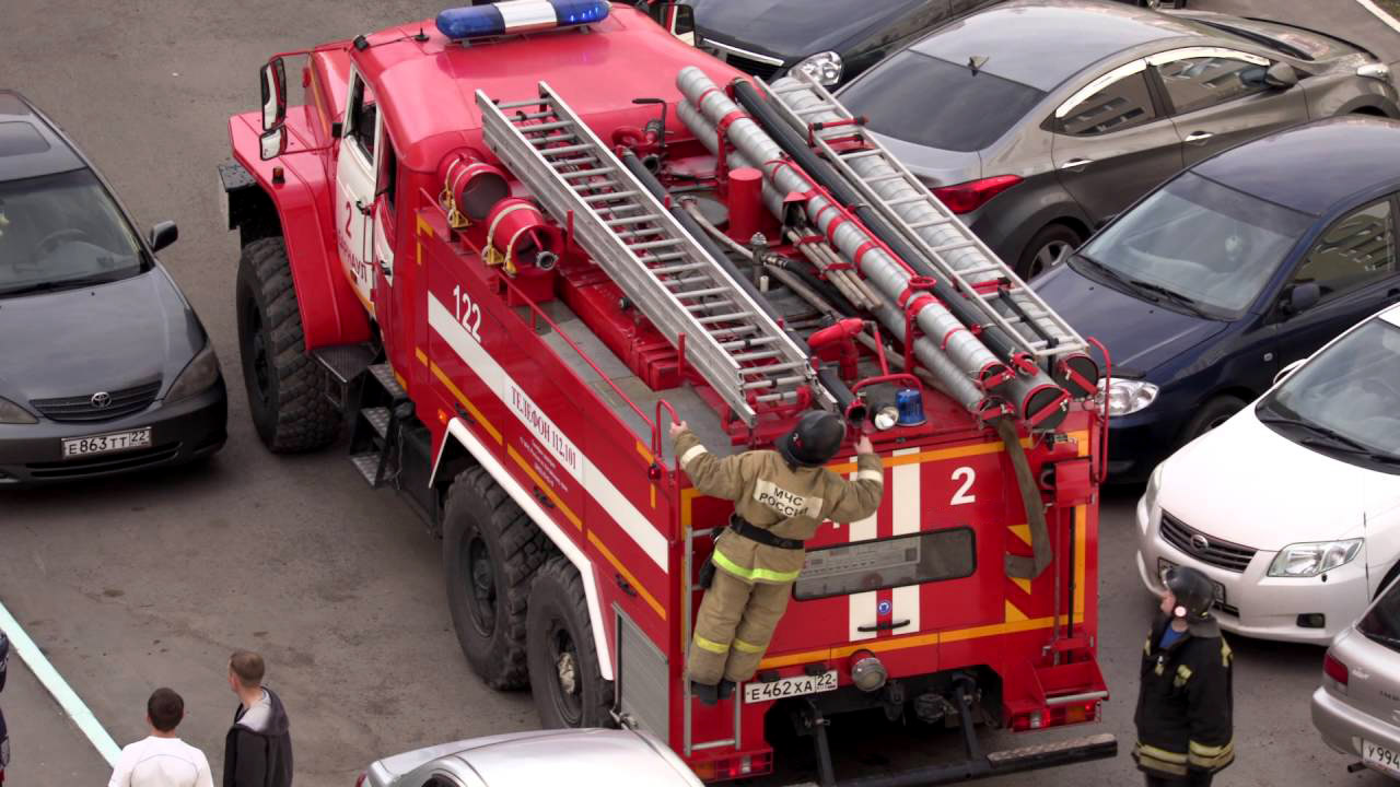 Выезд пожарного автомобиля. Пожарная техника. Пожарная машина на пожаре. Пожарная машина во дворе. Пожарная машина сверху.
