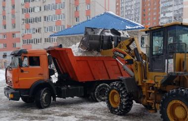 На контроле остается очистка дворовых территорий и крыш многоквартирных домов от снега и наледи