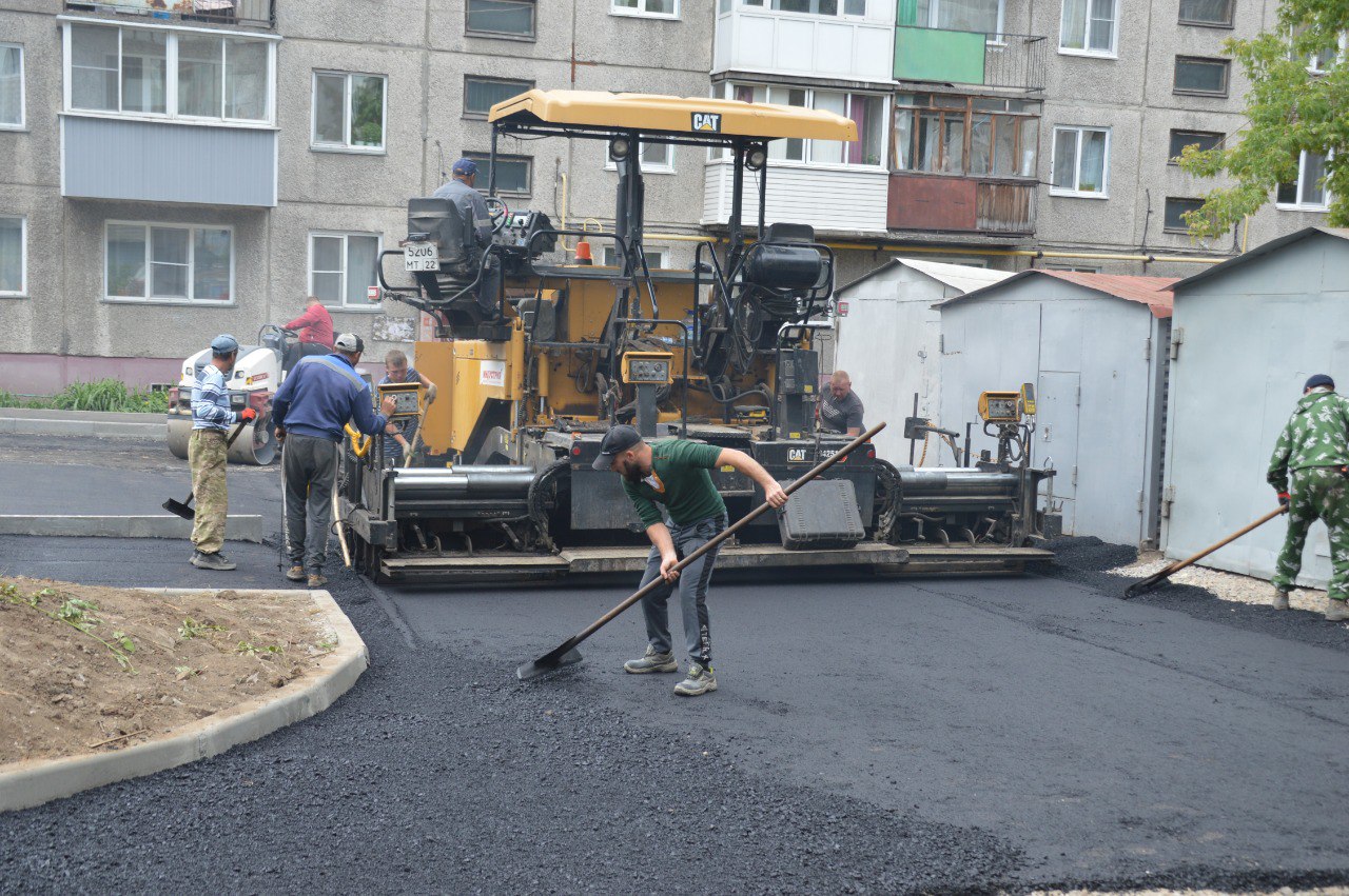 В Барнауле продолжают обустраивать дворы в рамках национального проекта «Жилье и городская среда»