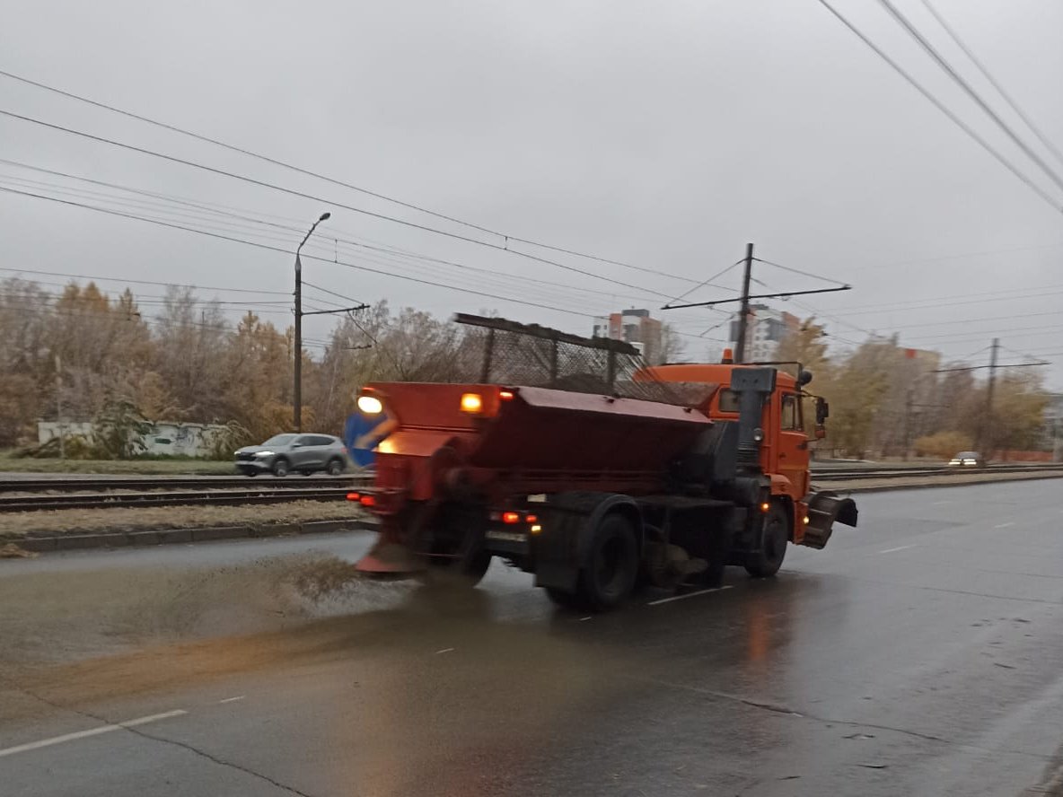 МБУ «Автодорстрой» посыпает противогололедными средствами участки дорог и тротуаров 