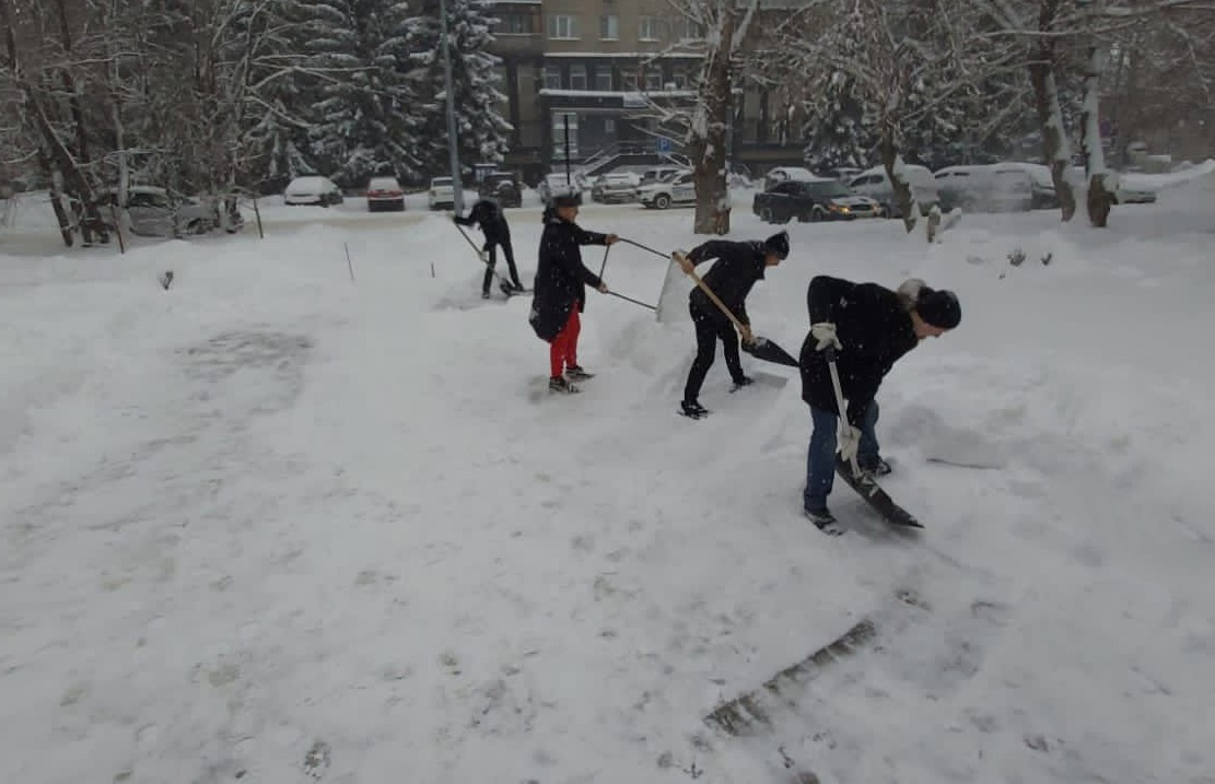В Октябрьском районе  для уборки территории от снега привлечены студенты высших и средних учебных заведений