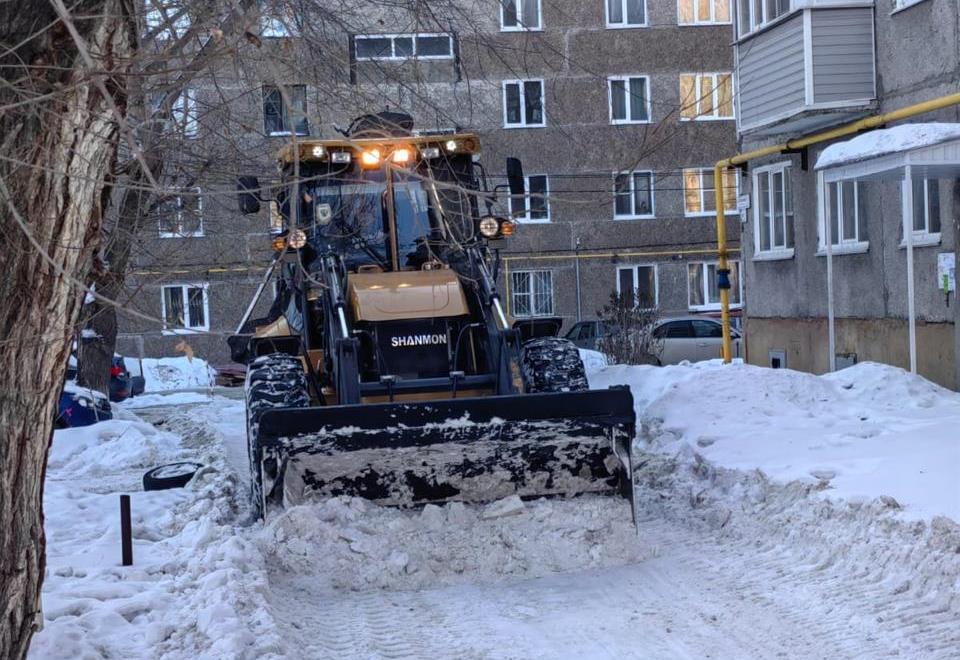 На дорогах, общественных и внутридворовых территориях Ленинского района ведутся работы по уборке снега и наледи