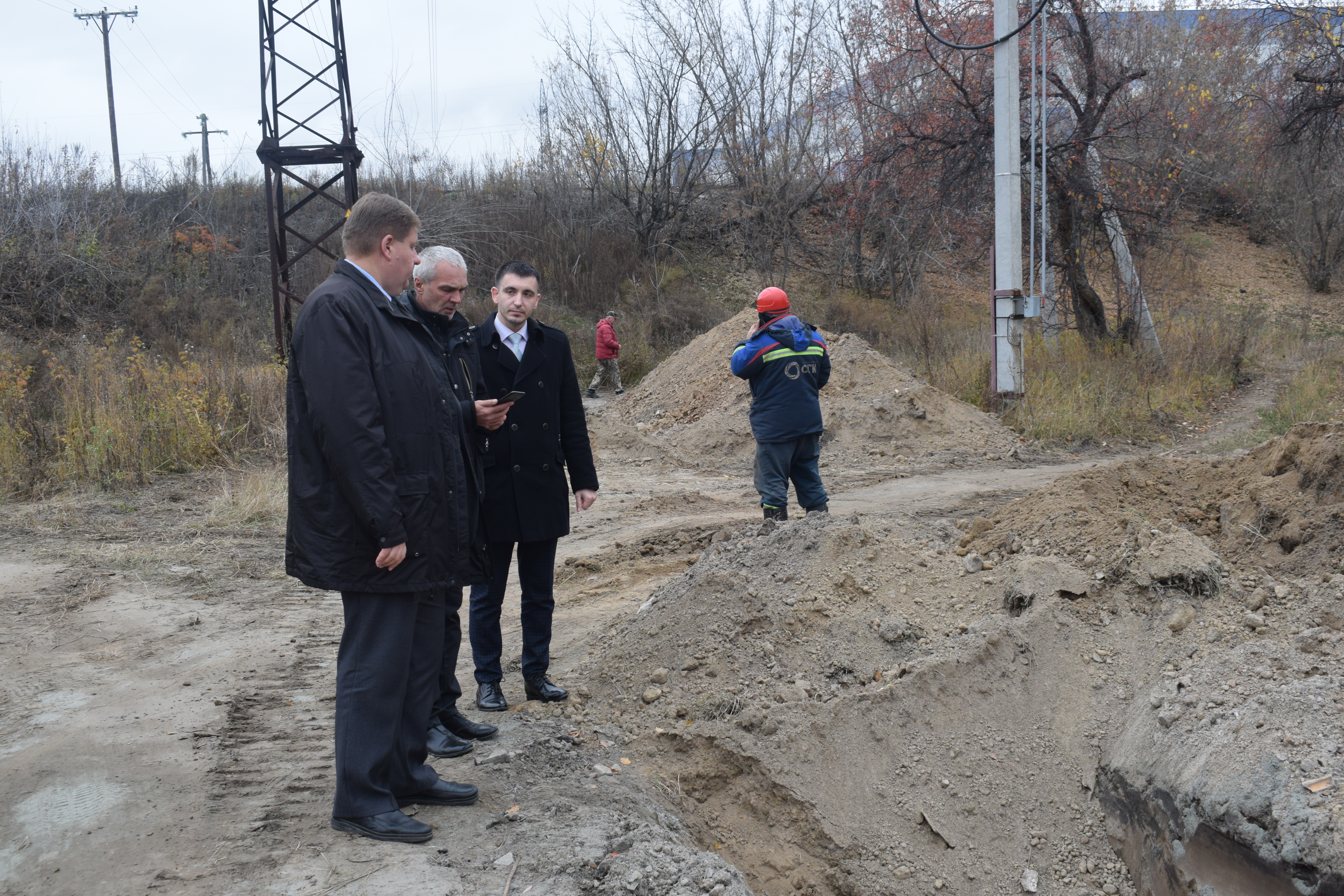 Глава администрации района Сергей Татьянин провел рабочую встречу на месте строительства тепловых сетей по ул.Куета