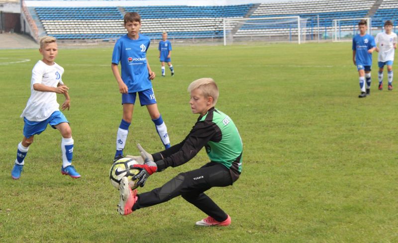 Юных спортсменов и ветеранов объединил фестиваль футбола в Барнауле