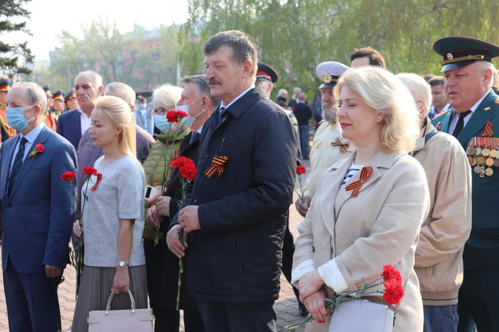 В День Победы глава администрации Железнодорожного района возложил цветы к главному мемориалу края