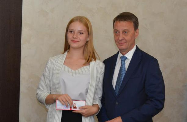 Вновь избранные депутаты молодежного Парламента Барнаула получили удостоверения
