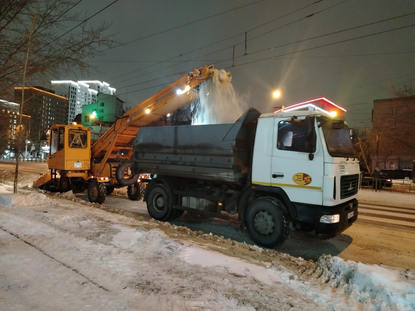 Дорожные службы Барнаула круглосуточно проводят очистку дорог и тротуаров от снега