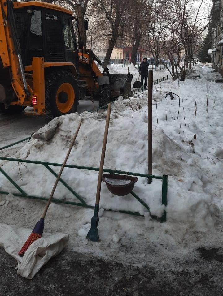Улицы района продолжают очищать от снега и обрабатывать противоголедными материалами