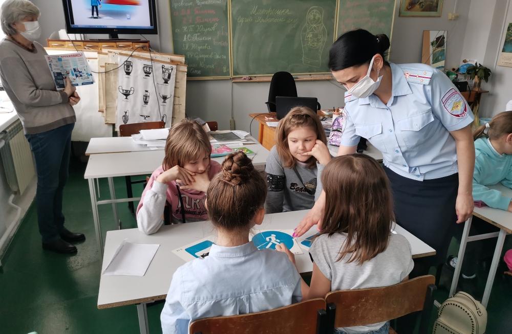 Сотрудники Госавтоинспекции Барнаула напомнили воспитанникам детской школы искусств №1 о важности ПДД