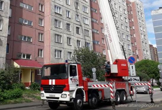 По поручению Губернатора Виктора Томенко в Барнауле обустраивают придомовые площадки для автомобилей экстренных служб