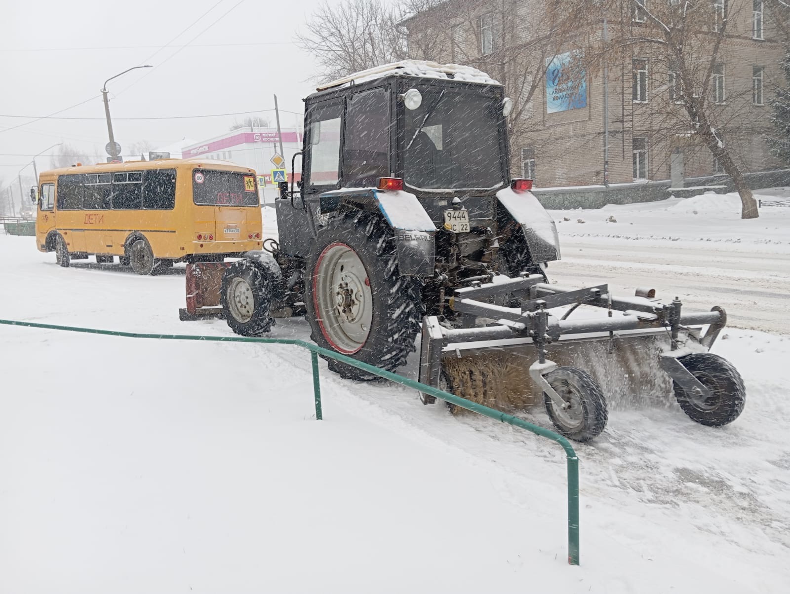 Дорожная служба очищает улично-дорожную сеть от снега 