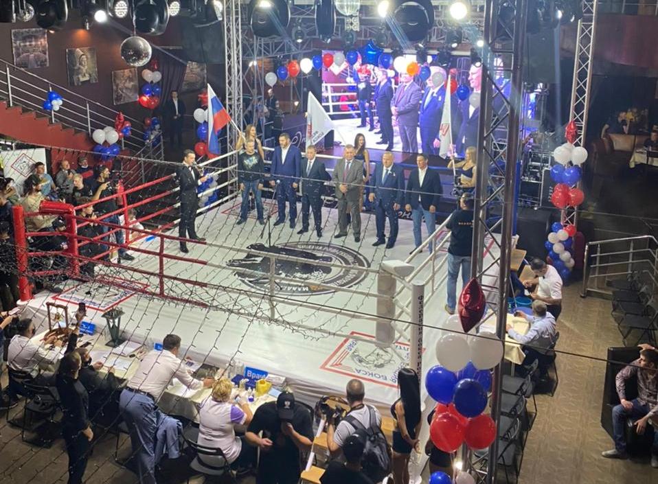 В Барнауле проходит турнир по профессиональному боксу на кубок главы города