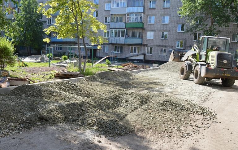 В Октябрьском районе Барнаула проверили ход работ во дворах, участвующих в нацпроекте «Жилье и городская среда» 