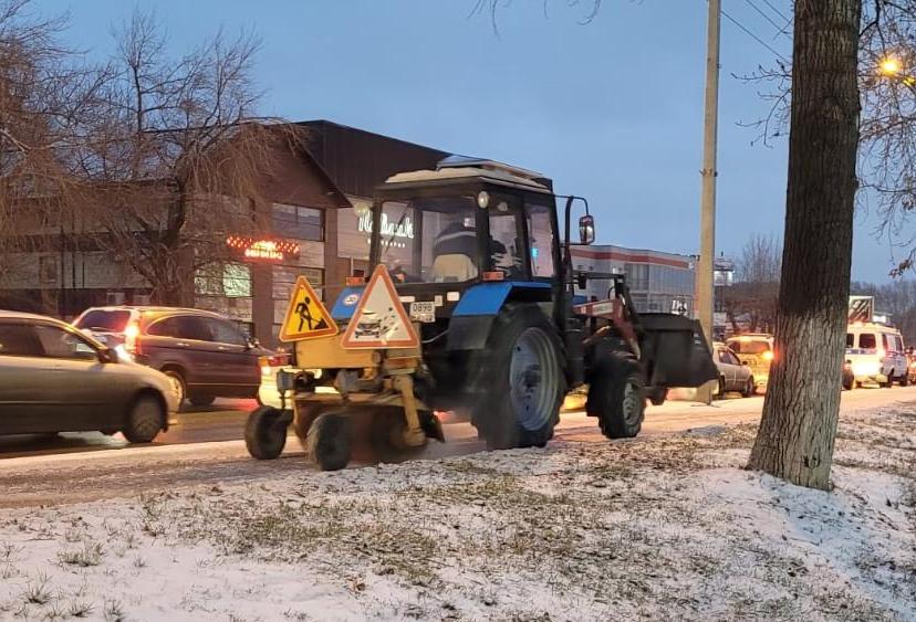 На дорогах Барнаула работают более сорока единиц зимней техники 