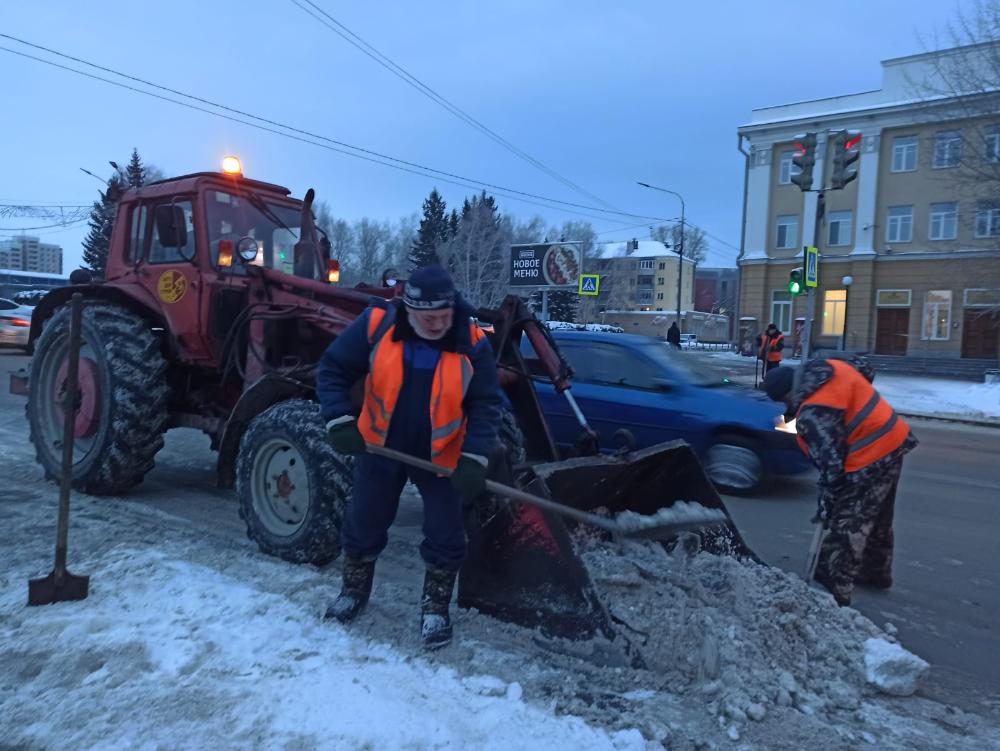 Специализированные службы проводят работы по уборке снега и посыпке наледи в Железнодорожном районе