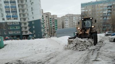 Весенние работы по ворошению снега проводят управляющие организации