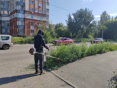 Продолжается покос травы в Индустриальном районе 