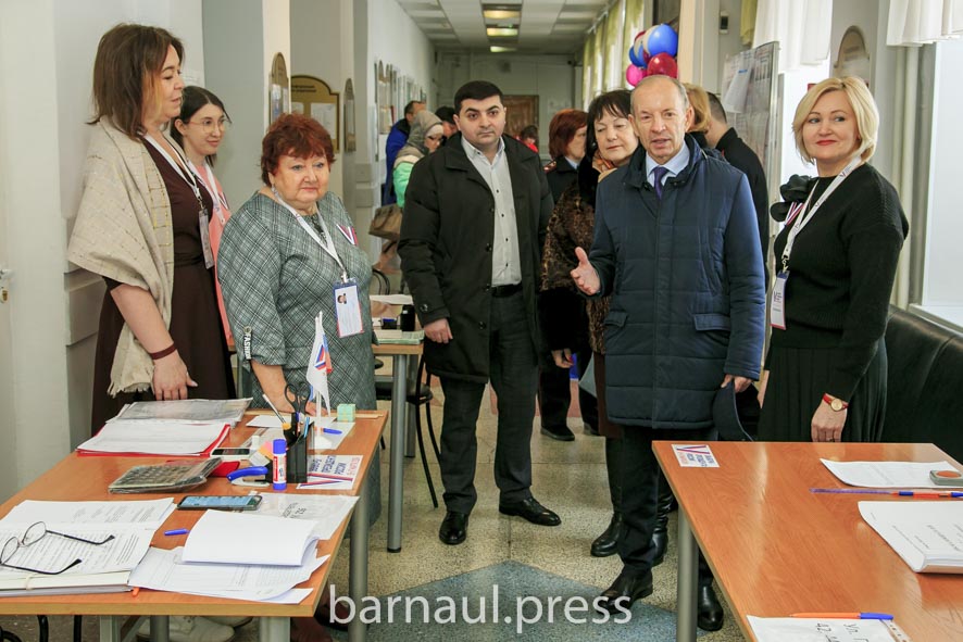 Члены Общественной палаты города Барнаула продолжают работу на избирательных участках