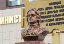 В Барнауле установили памятник Петру I