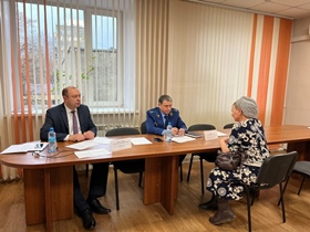 Глава администрации Ленинского района Александр Михалдыкин и прокурор района Юрий Риферд провели совместный прием граждан