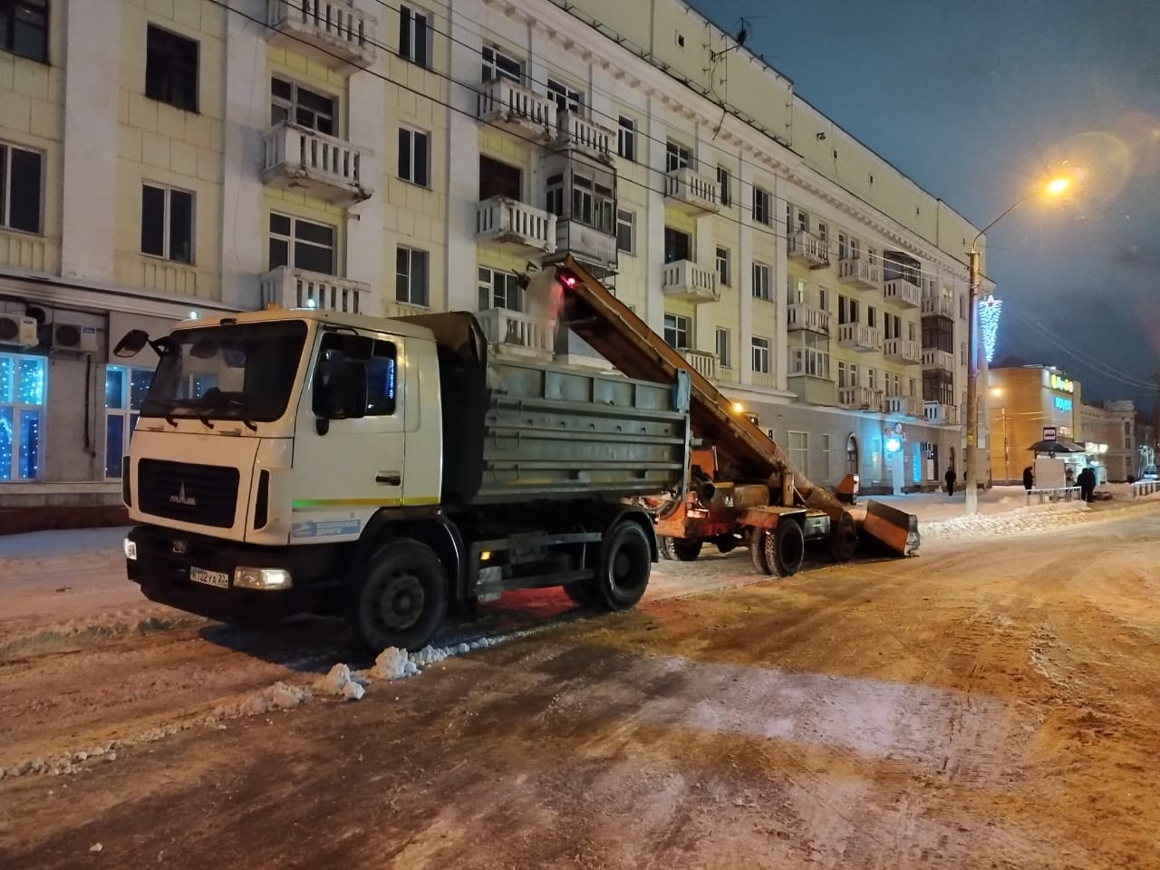 Снегоуборочная техника усиленно работает на дорогах Барнаула