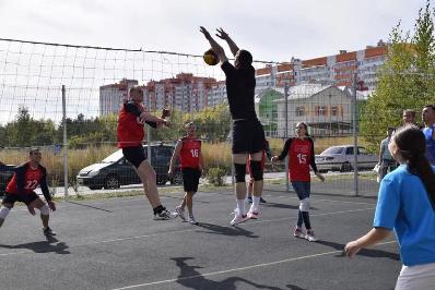 Турнир по волейболу среди взрослых команд состоялся на территории Индустриального района