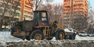 В Ленинском районе продолжаются работы по уборке снега и наледи