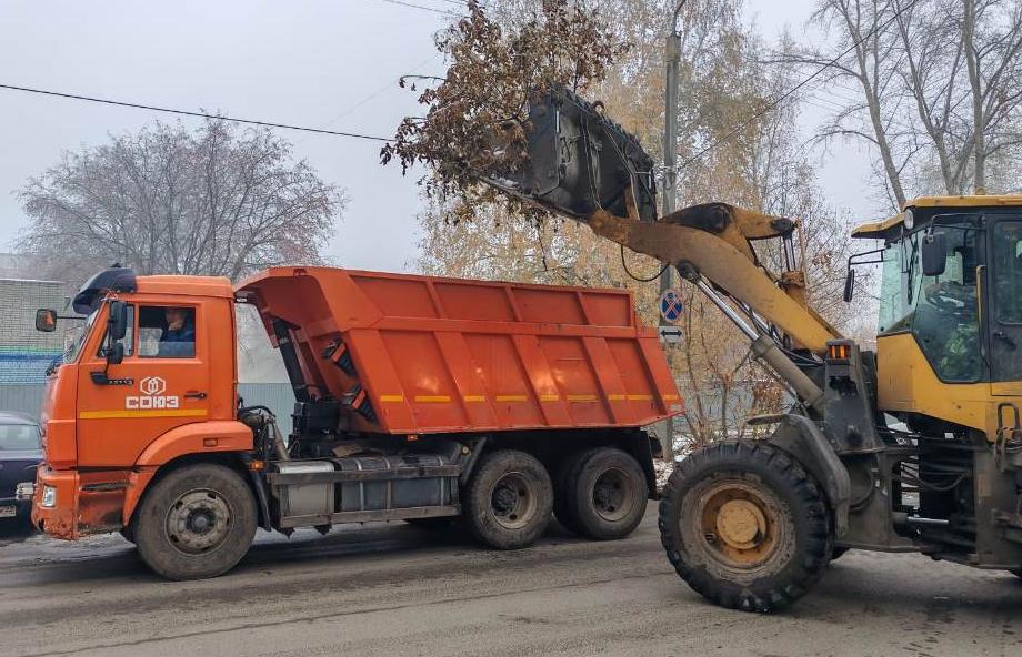 На улицах и проспектах Октябрьского района продолжают ликвидировать несанкционированное скопление мусора