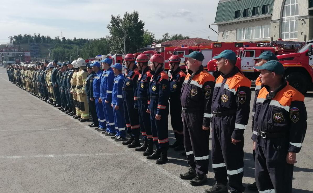 В День России прошел торжественный развод пожарно-спасательных подразделений Барнаула