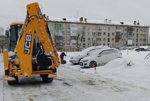 В Железнодорожном районе продолжается уборка снега