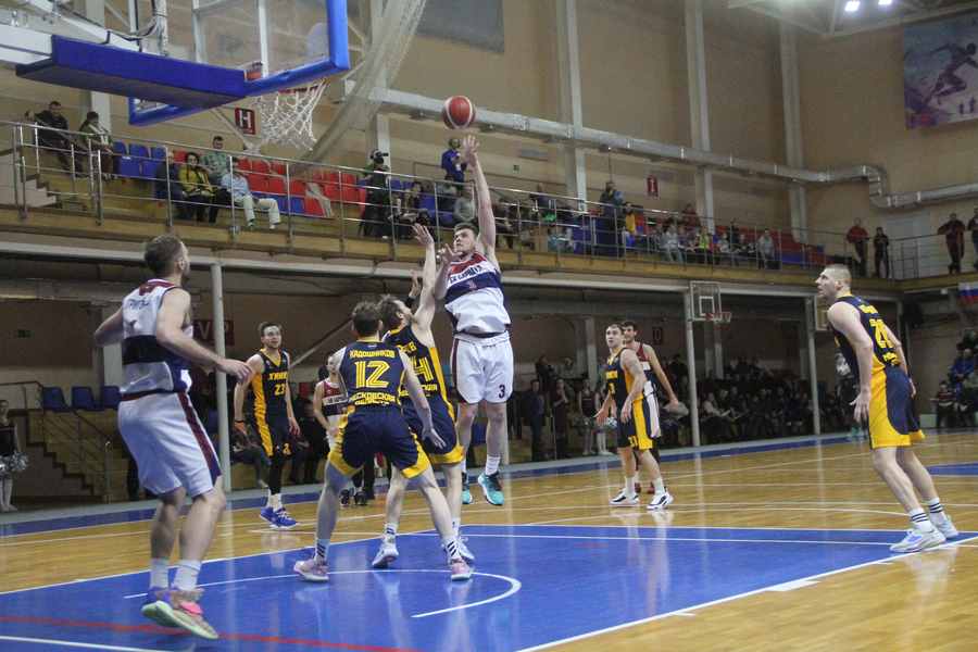Барнаульские баскетболисты сыграют с соперниками из Сургута
