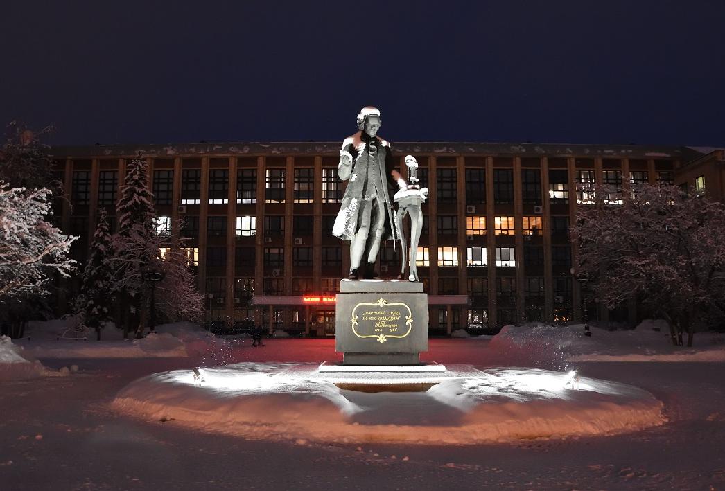 Памятник Ивану Ползунову в центре Барнаула оснастили вечерней подсветкой