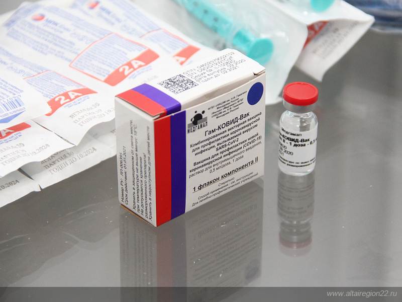 В Барнауле медицинским работникам ставят прививки от коронавирусной инфекции