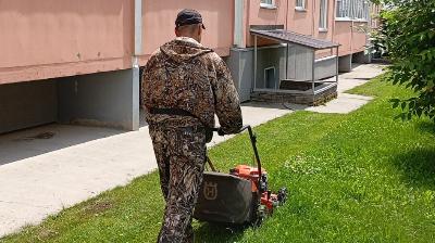 Ежедневно управляющие организации района проводят покос травы 