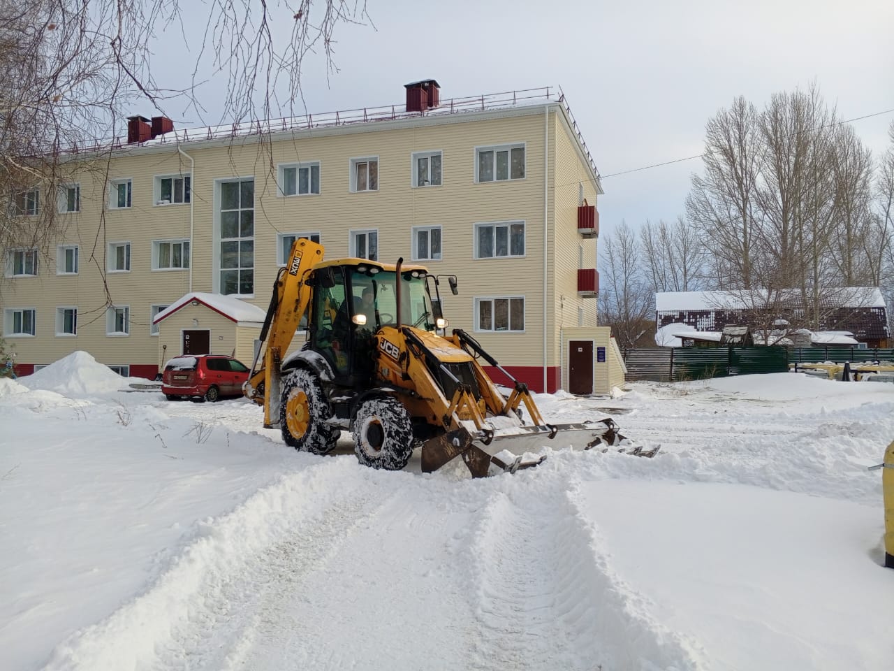 В Центральном районе продолжается работа по очистке дворовых территорий и межквартальных проездов   