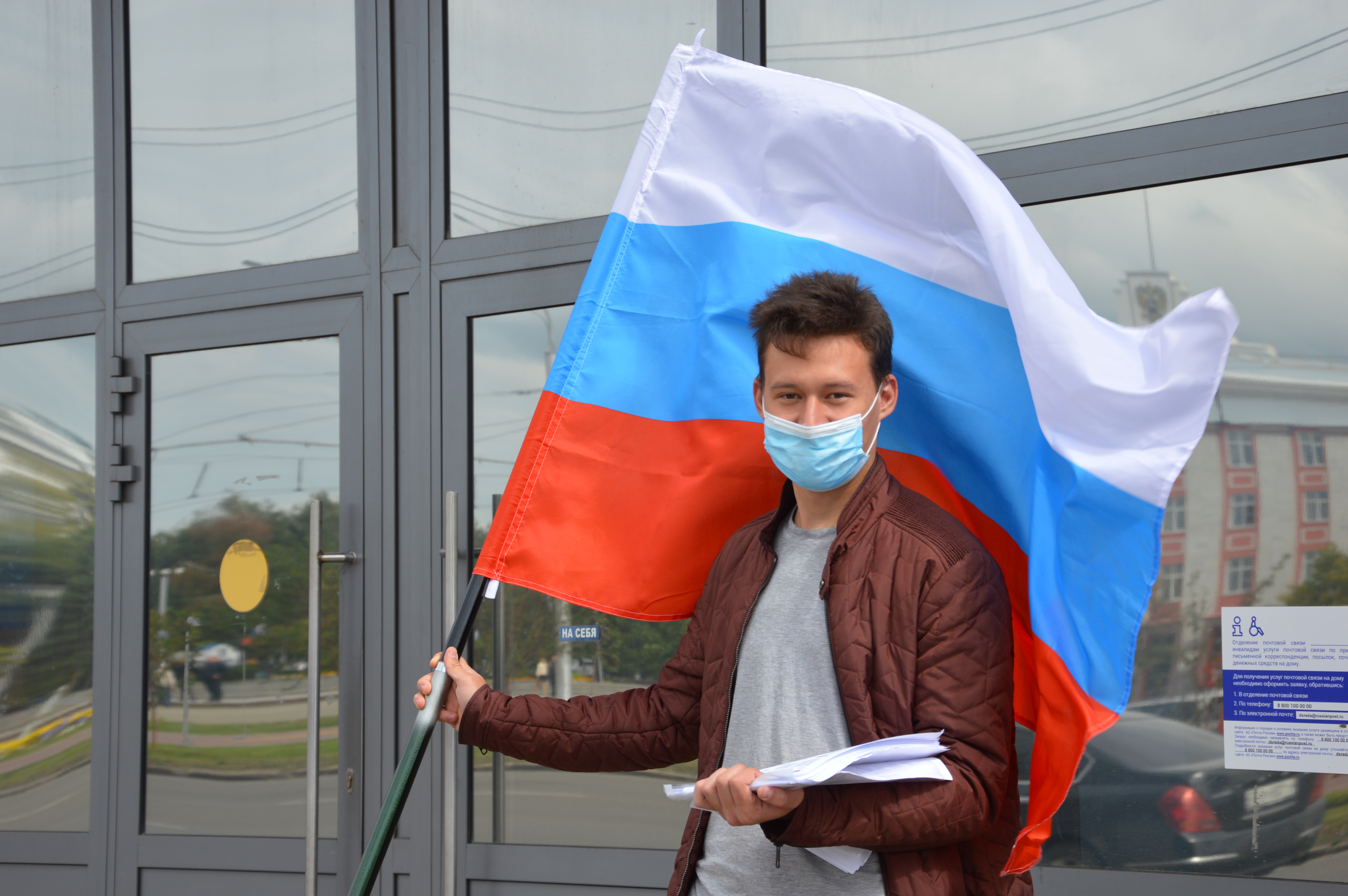 Барнаульцам раздают ленты триколор и рассказывают  об истории  российского флага