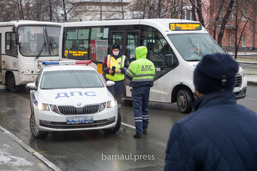 Соблюдение противоэпидемических мер вновь проверили в общественном транспорте Барнаула