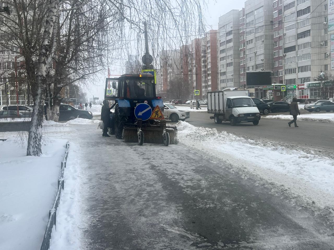 Подъезды к социально- значимым объектам очищают на территории Железнодорожного района 