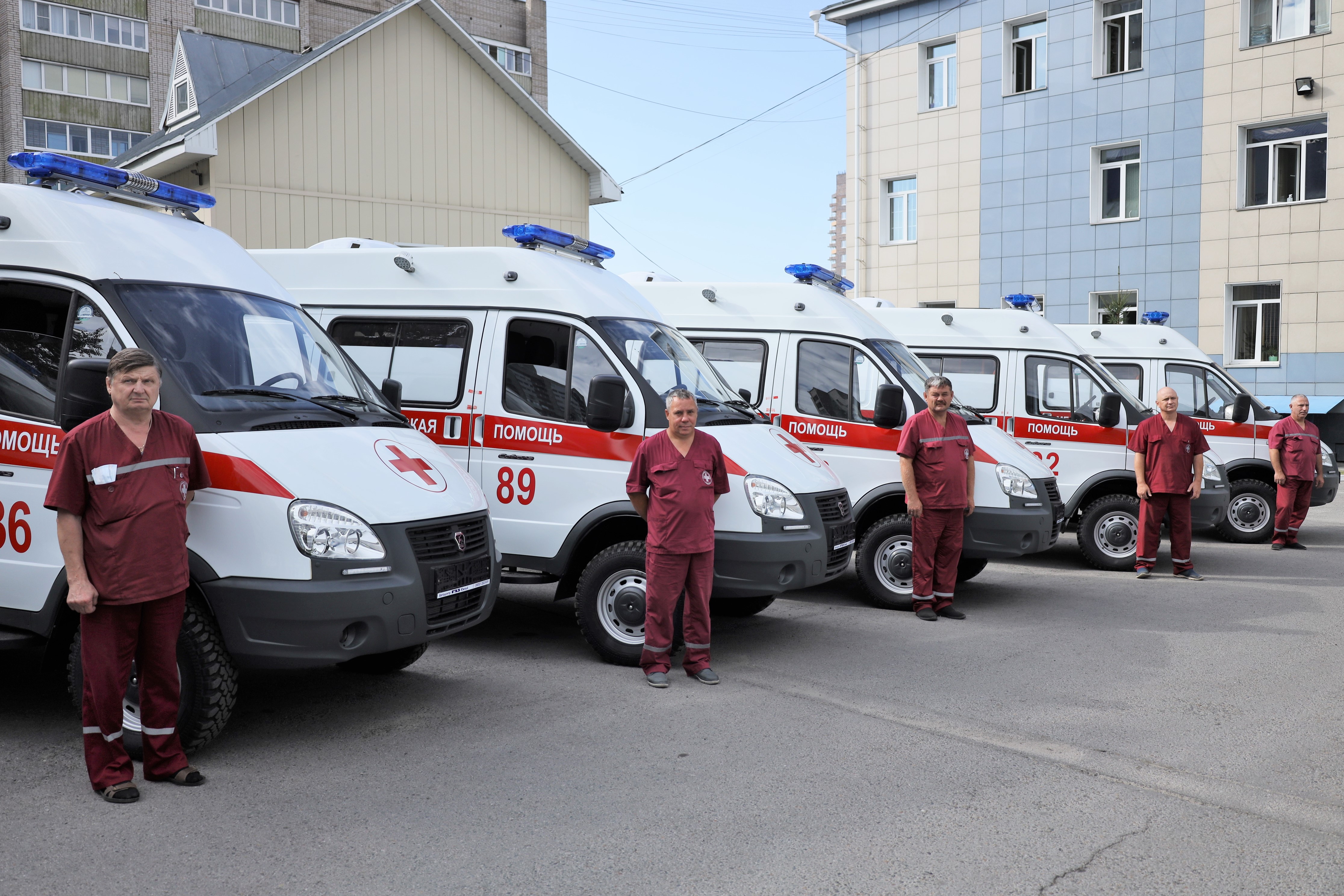 25 автомобилей для оказания медицинской помощи получили медорганизации Барнаула и края