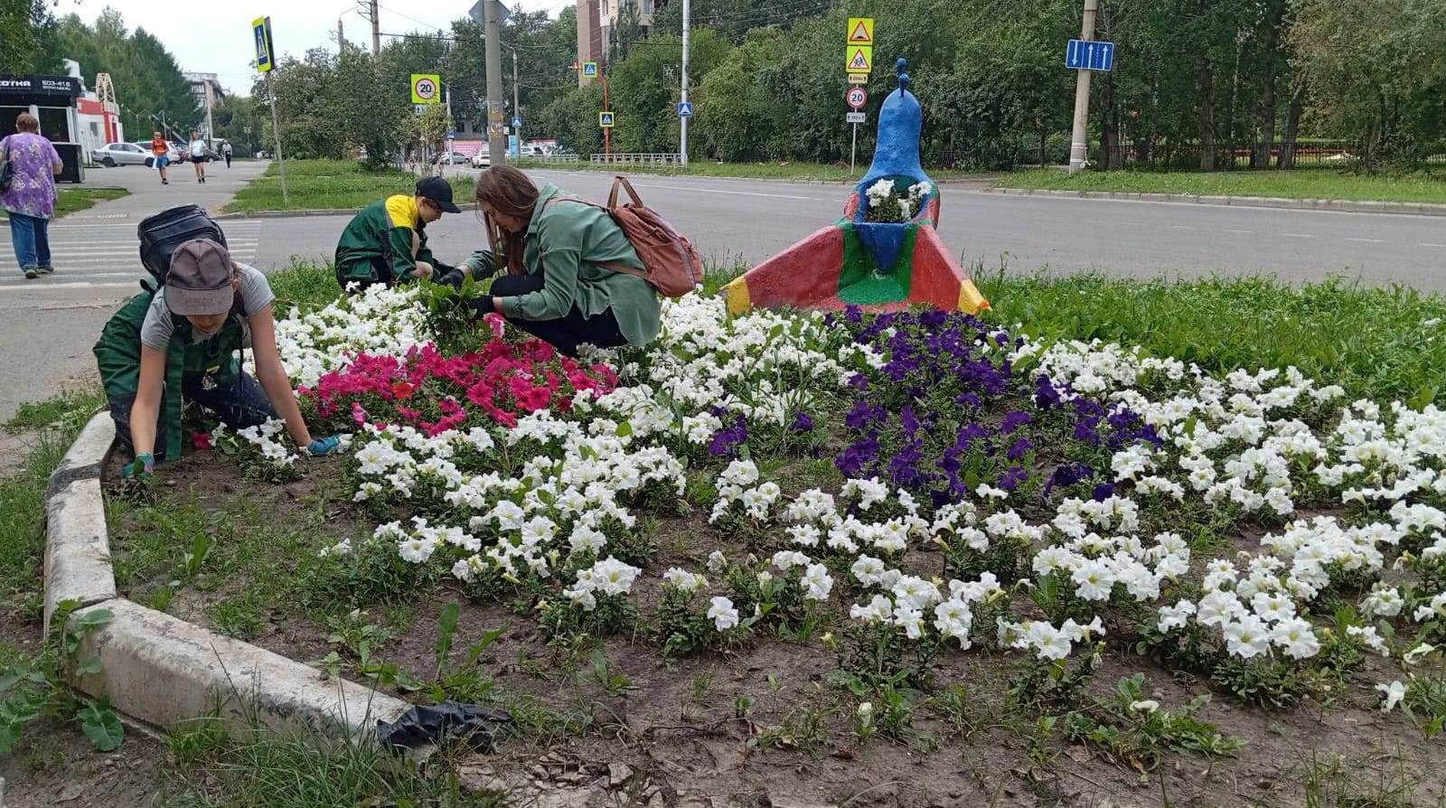 Бойцы экологического студенческого отряда «Рысь» помогают в благоустройстве улиц и зеленых зон Ленинского района  