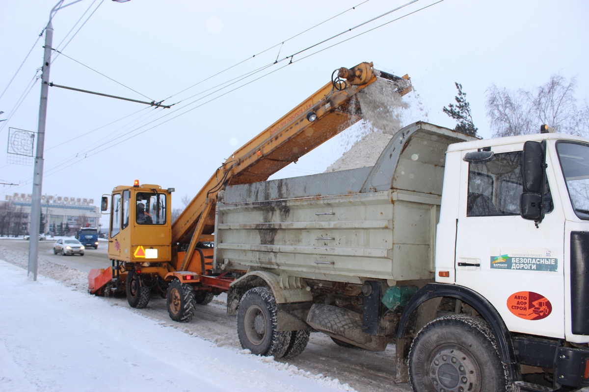 Дорожная служба устраняет последствия снегопада в Барнауле