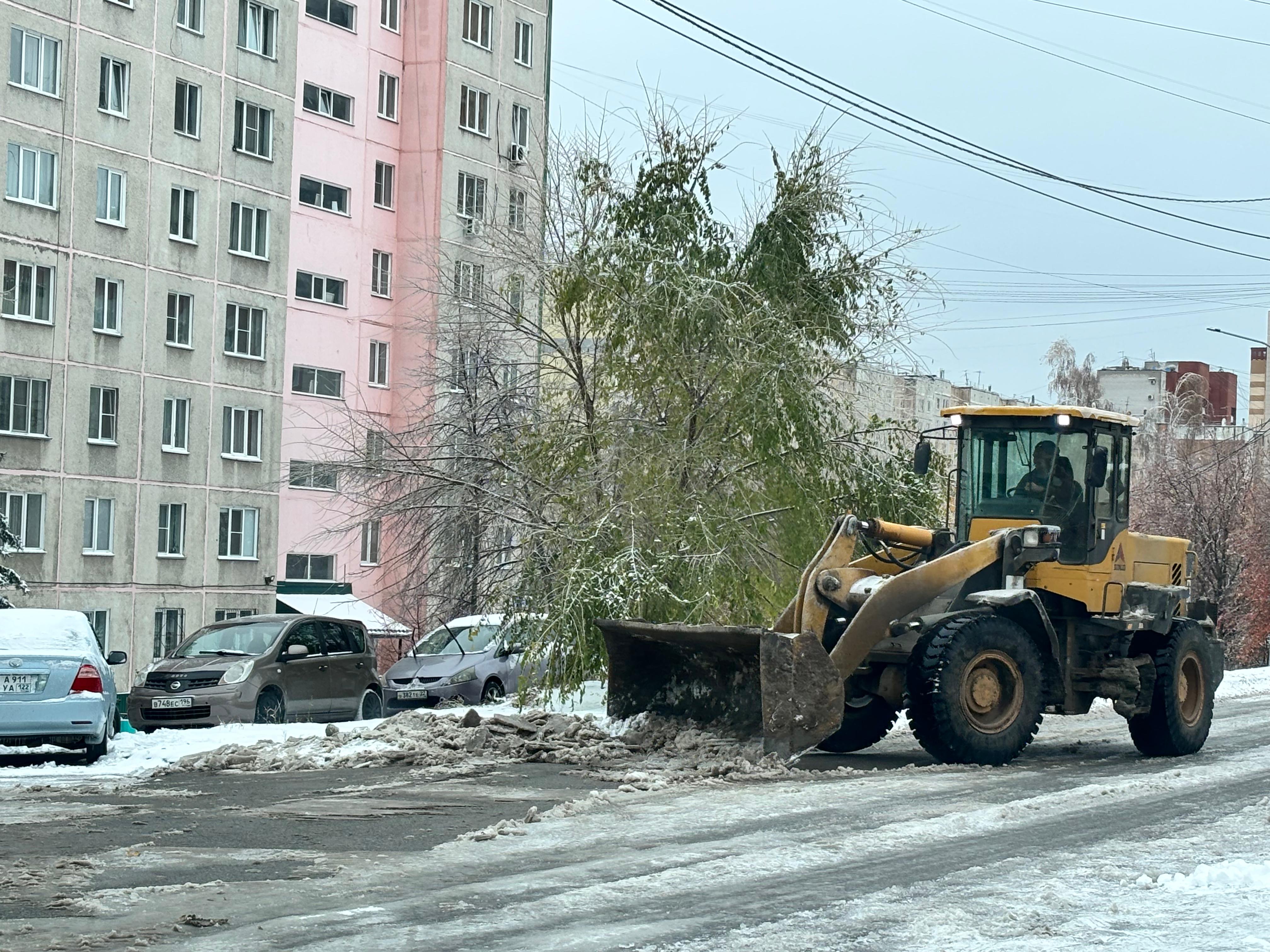 В районах города Барнаула устраняют последствия непогоды 