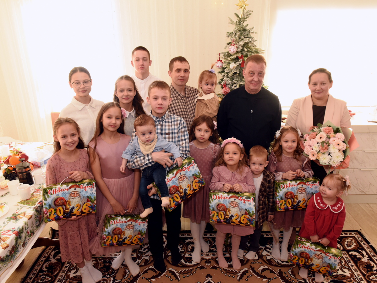 Глава города Вячеслав Франк поздравил многодетную семью Брит с наступающим Новым годом