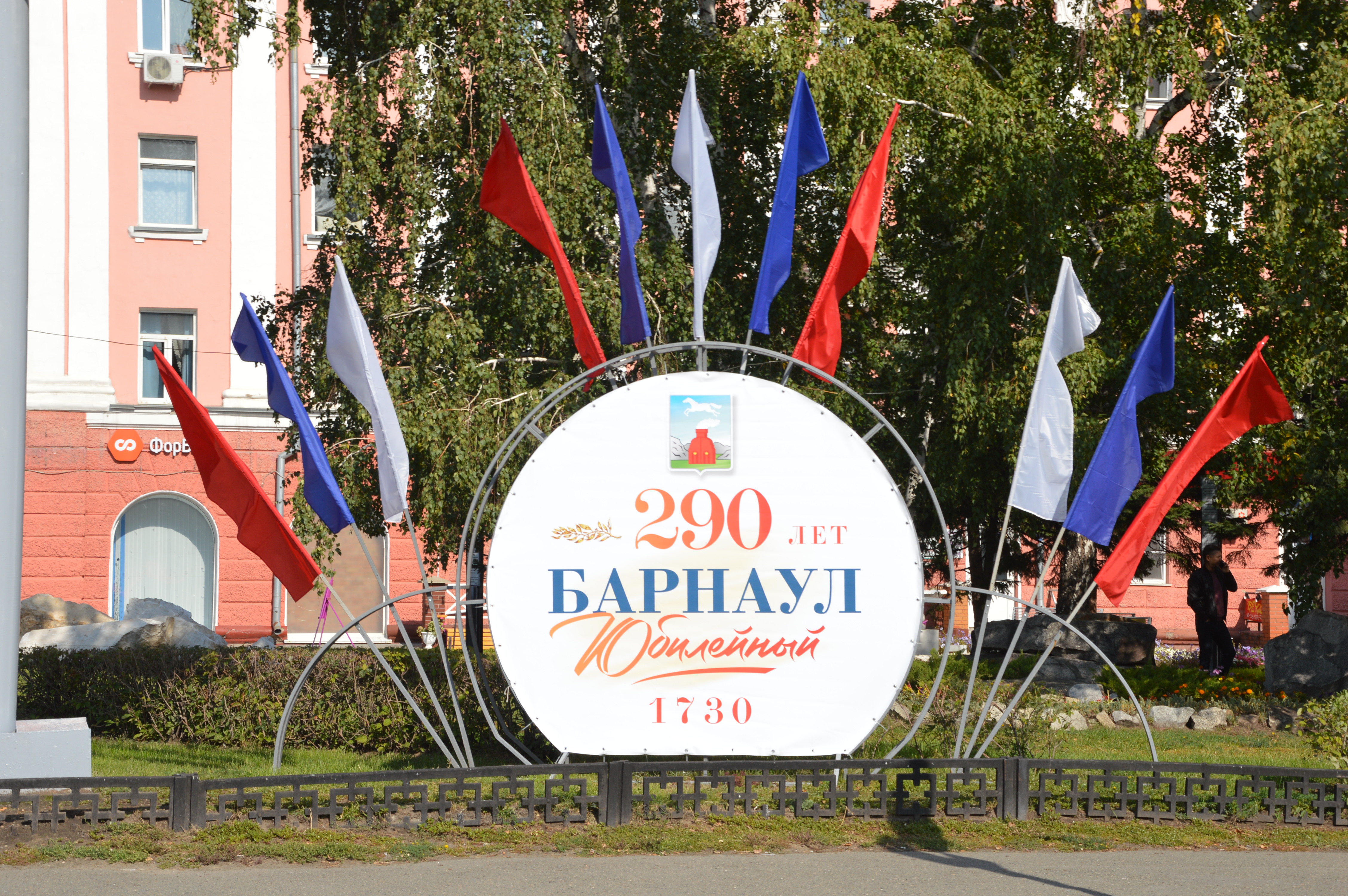 Территорию Октябрьского района празднично украсили ко Дню города