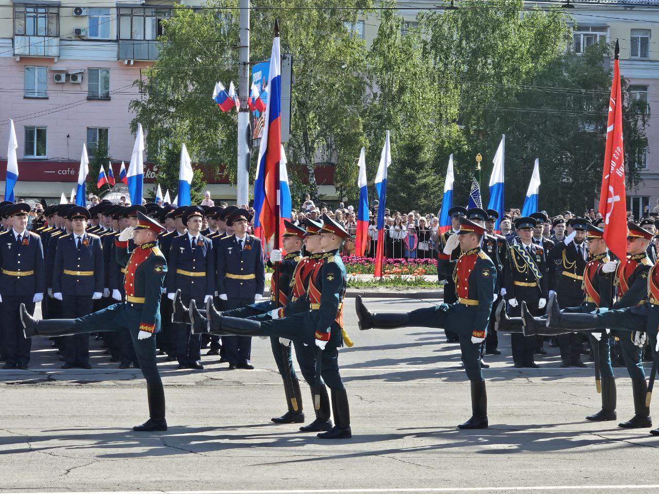 Торжественное шествие войск Барнаульского гарнизона проходит в краевой столице