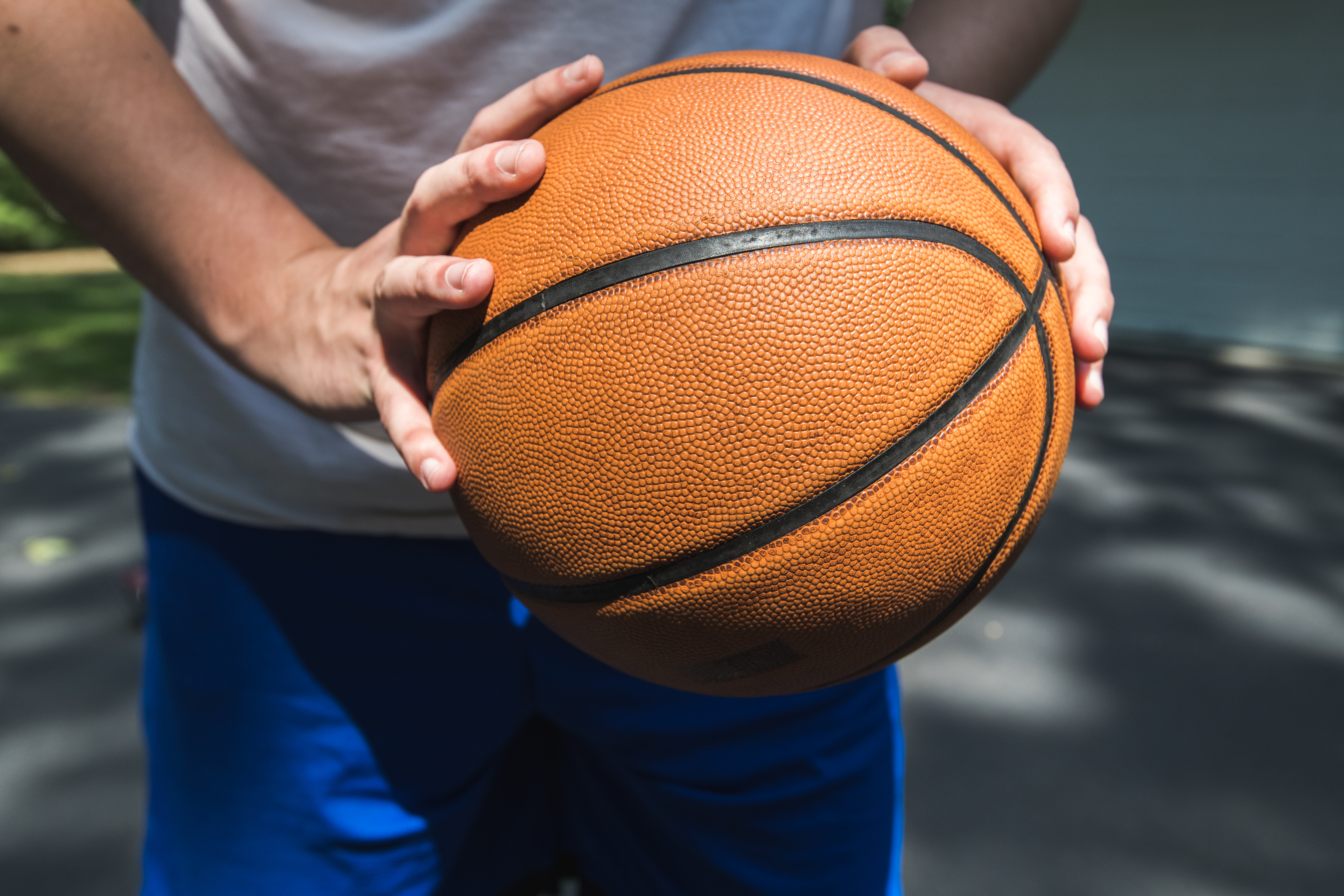 Спортивный мяч в баскетболе. Баскетбольный мяч. Баскетбольный мячик. Спортивныбаскетбольный мяч. Крутые баскетбольные мячи.