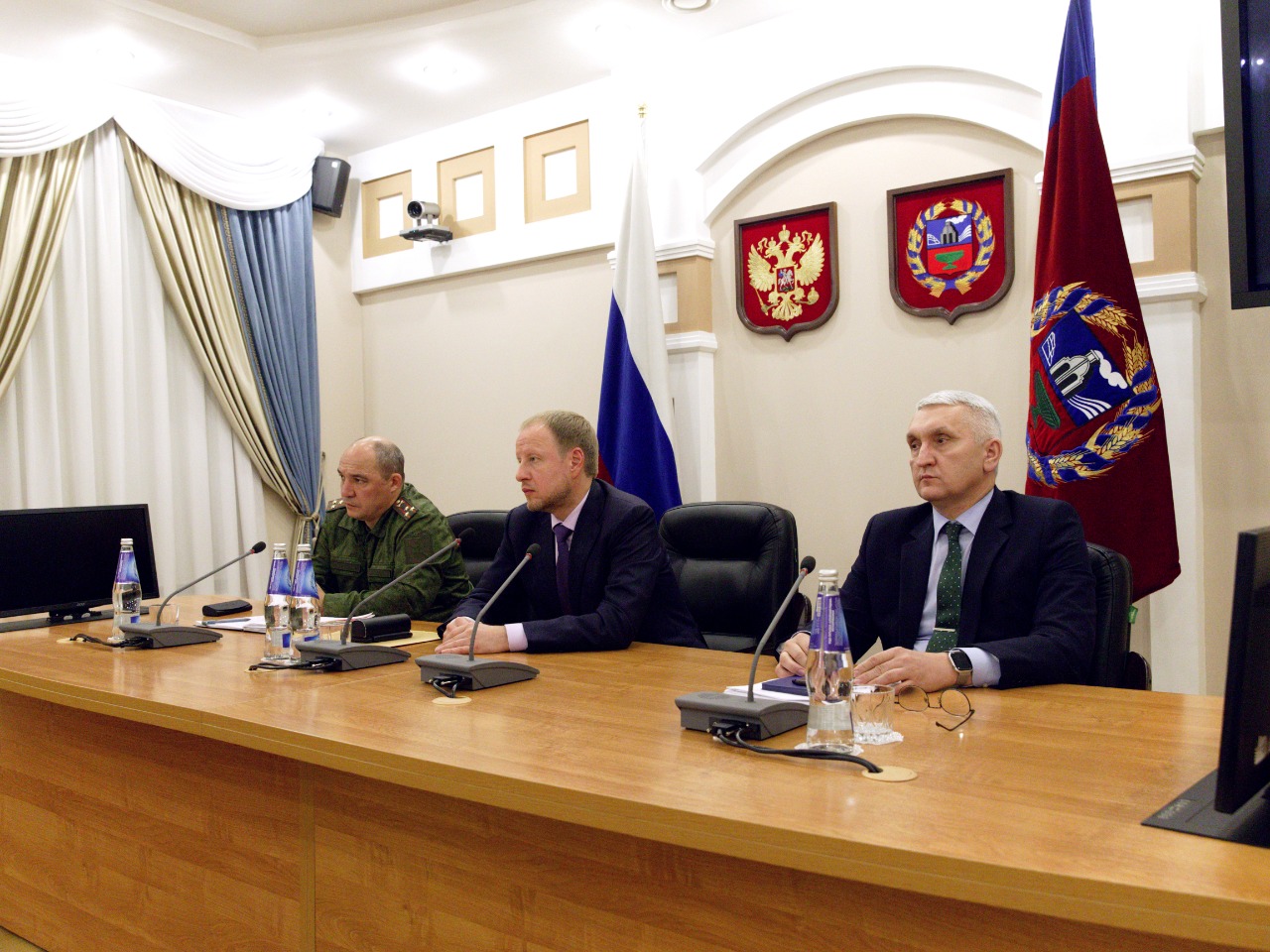 Губернатор края Виктор Томенко провел видеоселекторное совещание по вопросам частичной мобилизации 