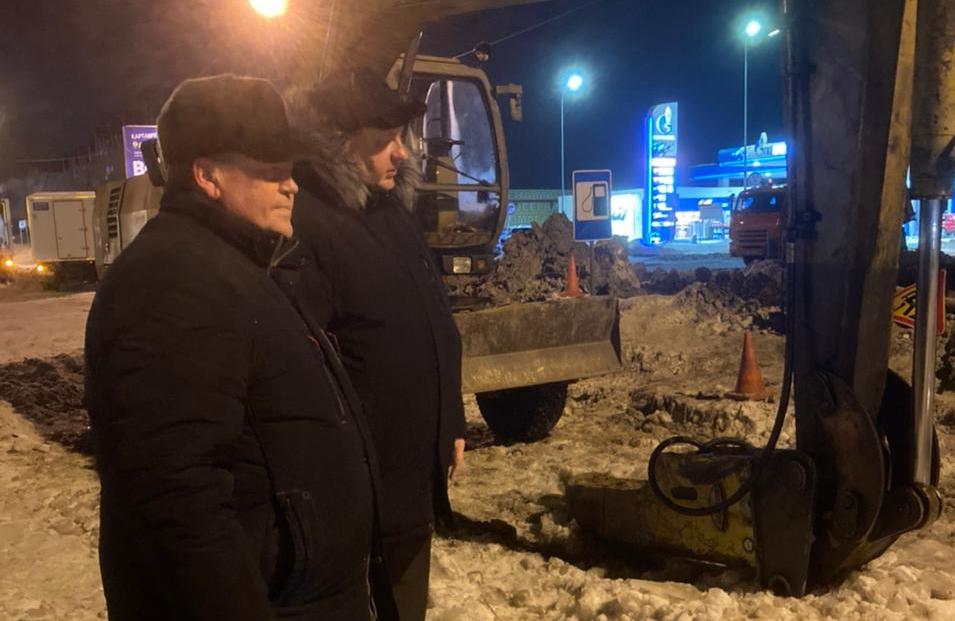 Глава администрации Индустриального района Сергей Татьянин проверил ход аварийно-восстановительных работ по ул. Малахова, 107