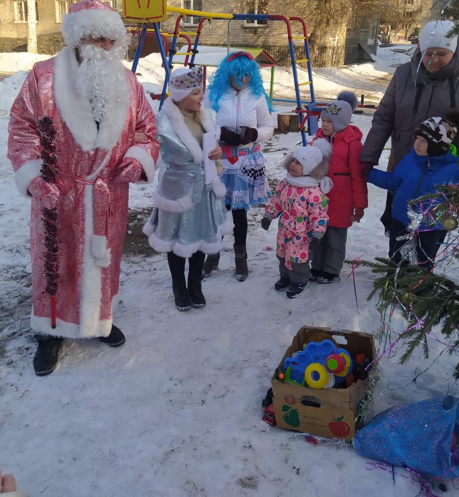 Жители дома №24 по ул.Новоугольной организовали для детей праздничное мероприятие 