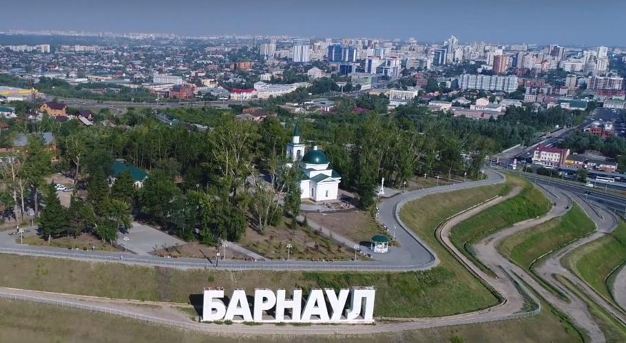 Код барнаула. Барнаул Нагорный парк буквы. Барнаул набережная буквы. Нагорный парк Барнаул вид сверху. Город Барнаул с горы.